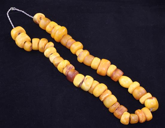 A single strand graduated amber bead necklace, 23in.